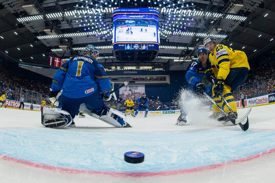 Pontus Holmberg sees Marcus Johansson of Sweden (not