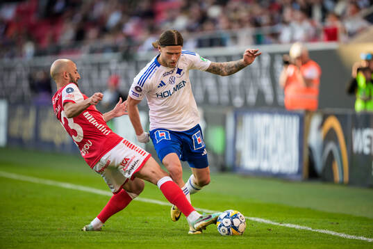 Kalmars Robert Gojani och IFK Norrköpings Arnor Traustason