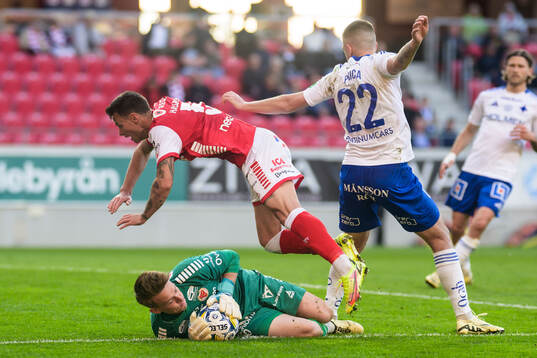 Kalmars Melker Hallberg och målvakt Jakob Kindberg och IFK