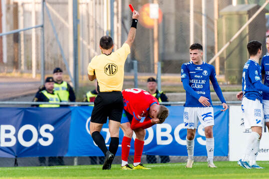 Domare Kaspar Sjöberg delar ut ett rött kort till
