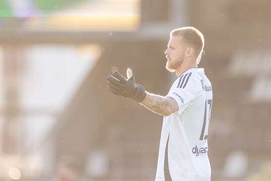 Östers målvakt Robin Wallinder reagerar
