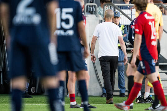 Östers tränare Martin Foyston lämnar arenan