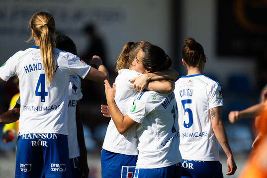 IFK Norrköpings Vesna Milivojevic och Dana Leskinen jublar