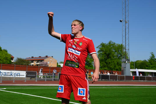 Skövde AIKs målskytt Emil Skillermo jublar
