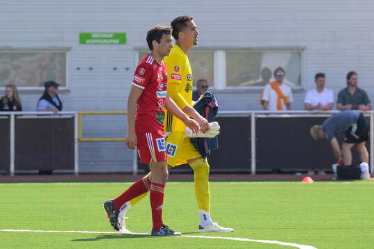 Skövde AIKs Armend Suljev och målvakt Adrian Zendejas