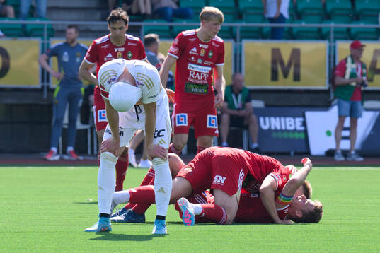 En spelare i Östersunds lag deppar medan Skövde AIKs