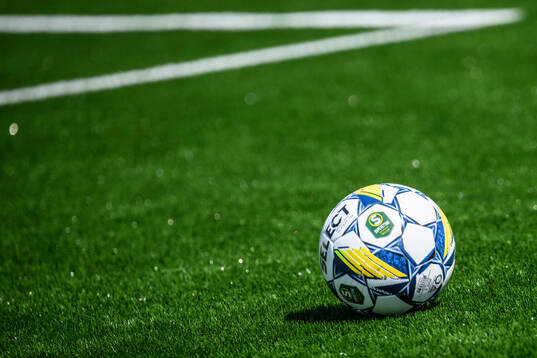 En fotboll på konstgräs