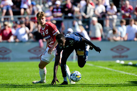 Degerfors Gustav Lindgren och Örgrytes Abdoulaye Faye
