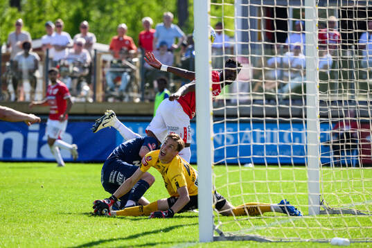Degerfors Nasiru Moro gör 2-1 på Örgrytes målvakt