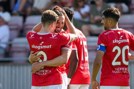 Degerfors Gustav Lindgren och Dijan Vukojevic jublar