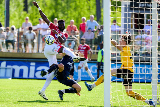 Degerfors Nasiru Moro skjuter 2-1 bakom Örgrytes målvakt