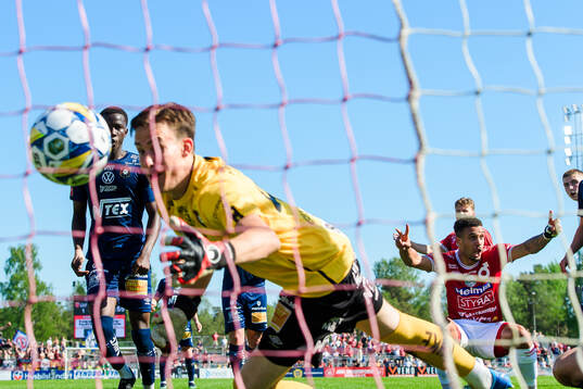 Örgrytes målvakt Hampus Gustafsson ser på när Degerfors