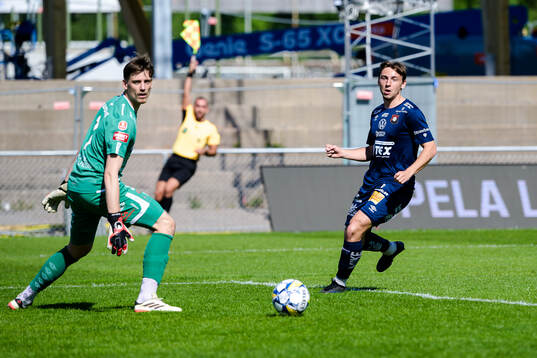 Degerfors målvakt Wille Jakobsson och Örgrytes William