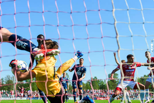 Örgrytes målvakt Hampus Gustafsson ser på när Degerfors