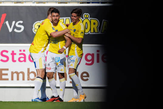 Falkenbergs Leonardo Farah Shahin jublar