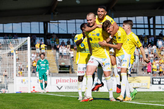 Falkenbergs Nils Bertilsson jublar med laget