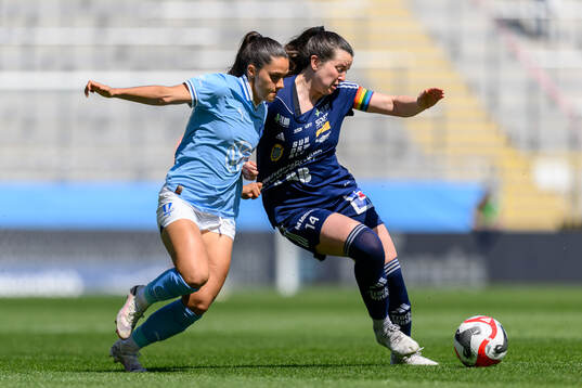 Malmö FFs Amanda Kander och Sundsvalls Hannah Tillett