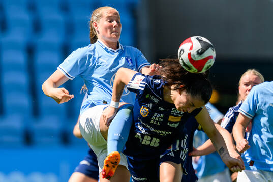 Malmö FFs Linnea Svensson och Sundsvalls Madeline Kate