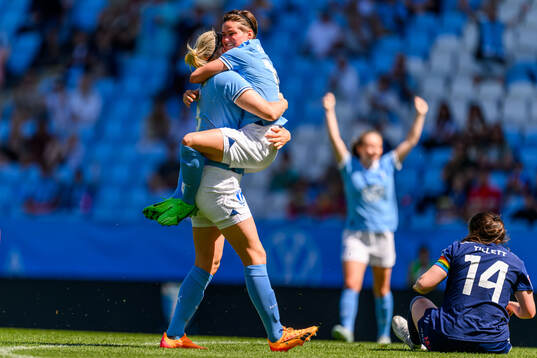 Malmö FFs Sanna Kullberg och Ema Paljevic jublar