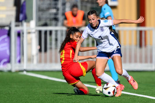 Celia Segura of Spain and Erica Parkinson of England