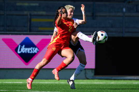 Martina Gonzalez of Spain and Lola Brown of England