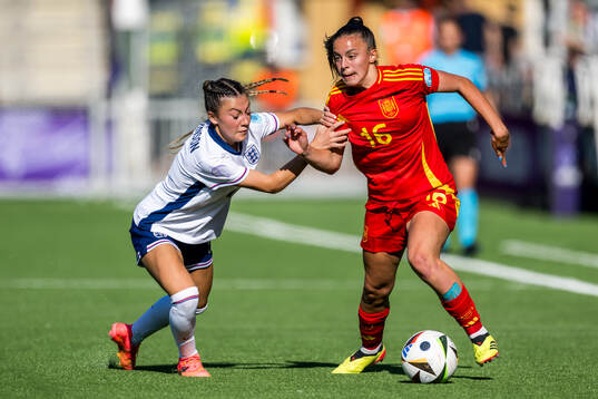 Erica Parkinson of England and Clara Serrajordi of Spain