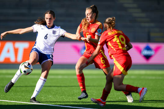 Cecily Wellesley-Smith of England and Lorena Cubo of Spain