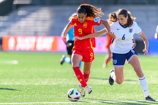 Celia Segura of Spain and Cecily Wellesley-Smith of England
