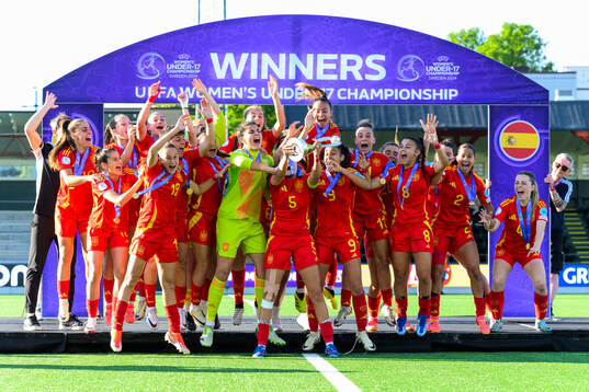 Players of Spain celebrate