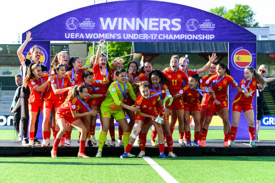 Players of Spain celebrate