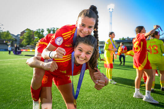 Noa Ortega and Amaya of Spain celebrate