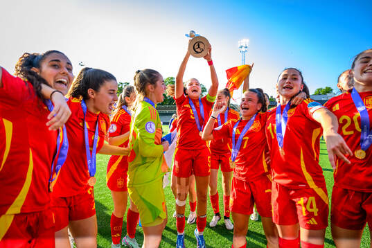 Players of Spain celebrate