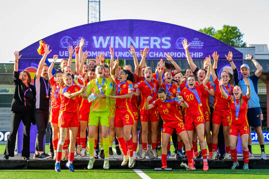 Players of Spain celebrate