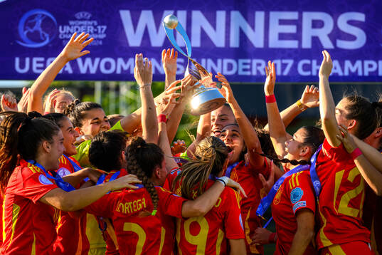 Players of Spain celebrate
