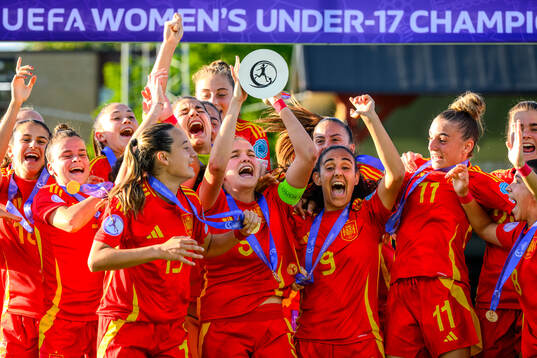 Players of Spain celebrate