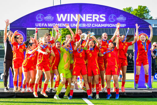Players of Spain celebrate