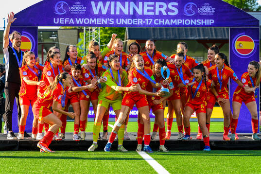 Players of Spain celebrate