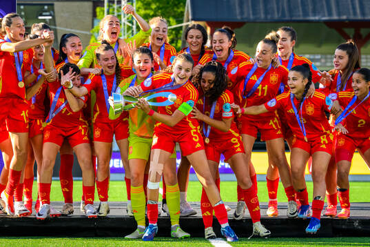 Players of Spain celebrate