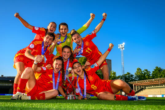Players of Spain celebrate