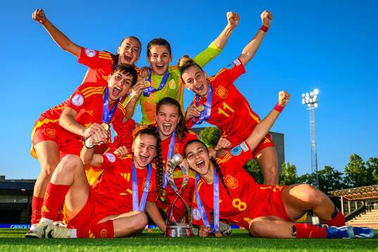 Players of Spain celebrate