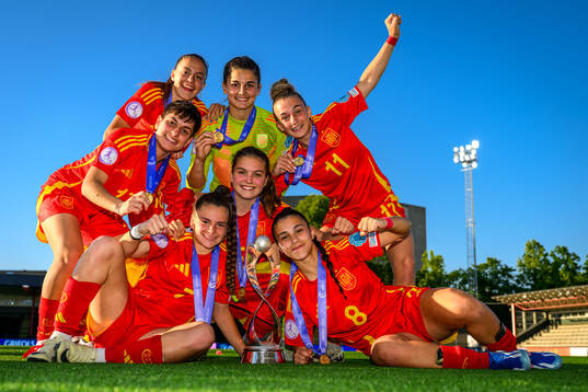 Players of Spain celebrate