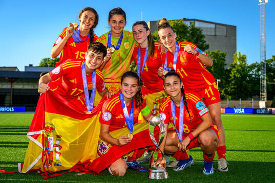 Players of Spain celebrate