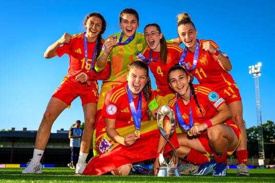 Players of Spain celebrate
