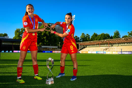 Clara Serrajordi and Folgado of Spain celebrate