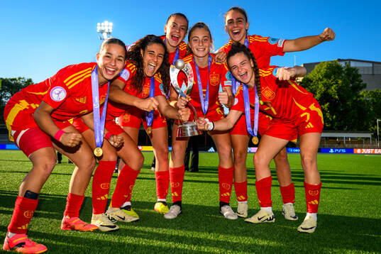 Players of Spain celebrate