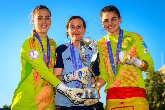 Goalkeeper Ziara Vega of Spain and goalkeeper Laia of Spain