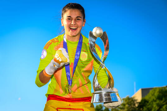 Goalkeeper Laia of Spain celebrate