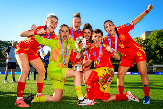 Players of Spain celebrate