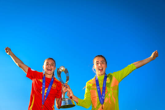 Clara Serrajordi and goalkeeper Ziara Vega of Spain