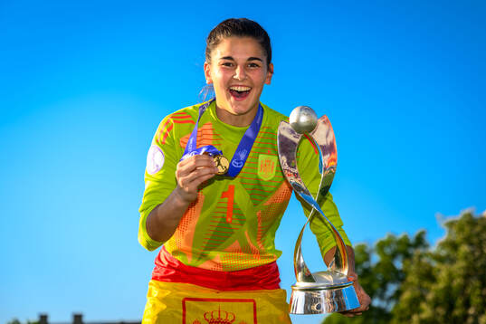 Goalkeeper Laia of Spain celebrate